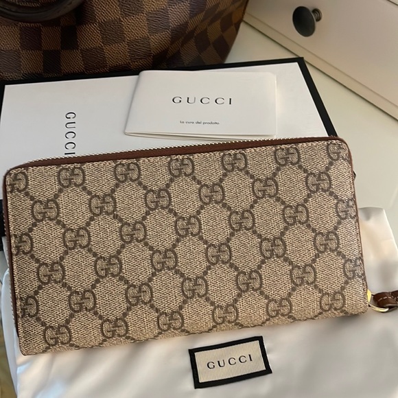 Gucci Handbags - 💥Gucci Zip Around Wallet w/Pouch, box and booklet💥